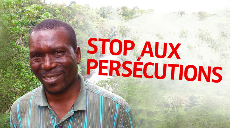 Nasako Besingi L'écologiste avec le texte "Stop au persécutions"