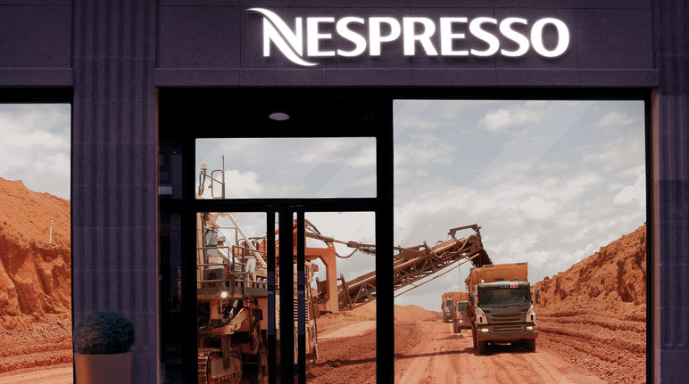 Une mine de bauxite derrière la vitrine de Nespresso