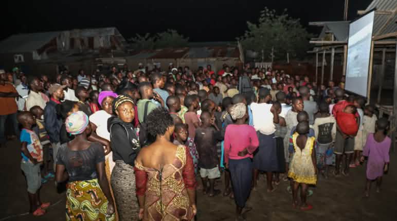 Le public est venu nombreux à la projection du film "La malédiction du pétrole au Nigeria" Projection "La malédiction du pétrole au Nigeria" dans le village de Vitshumbi (Virunga) en RDC
