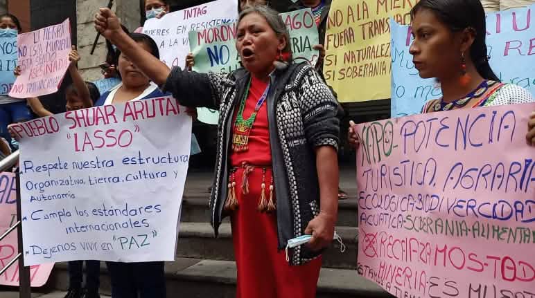 Pendant la pandémie, des compagnies minières canadiennes ont menacé le territoire des indigènes Shuar Arutam en Amazonie équatorienne Manifestation contre l’exploitation minière devant le ministère de l’Environnement de l’Équateur