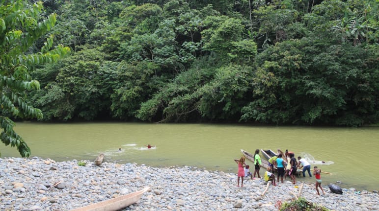 Groupe de personnes au bord d’une rivière en Equateur