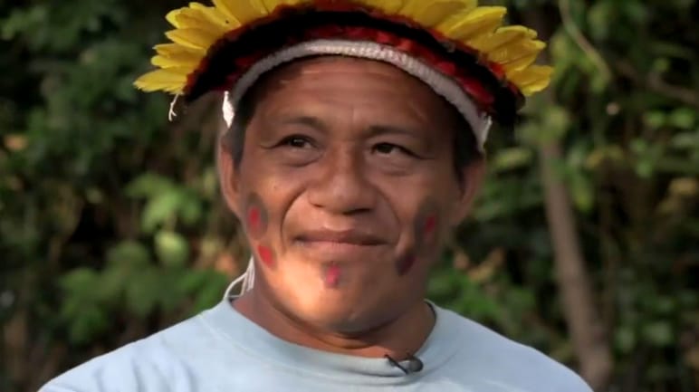 Portrait photographique du leader indigène Sarapo Ka’apor avec sa parure de plumes