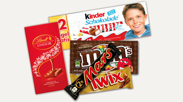 Montage de différents produits contenant du chocolat : Kinder, barres chocolatées Mars et Twix, tablette Lindt, etc.