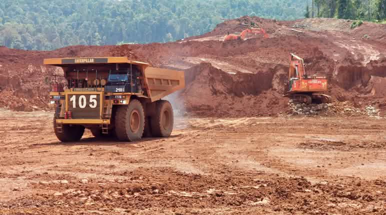 Le nickel, extrait ici dans la forêt tropicale de Sulawesi en Indonésie, est le principal composant des batteries lithium-ion des voitures électriques Exploitation du nickel à Sulawesi en Indonésie