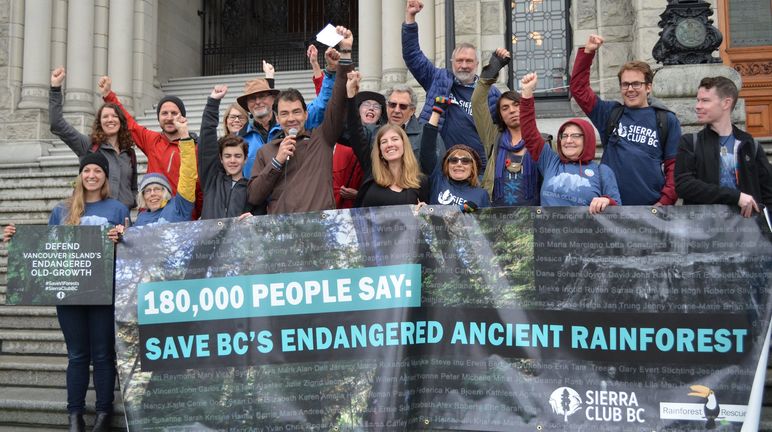 Les activistes ont remis une pétition de 180.000 signatures contre le déboisement sur l’île de Vancouver