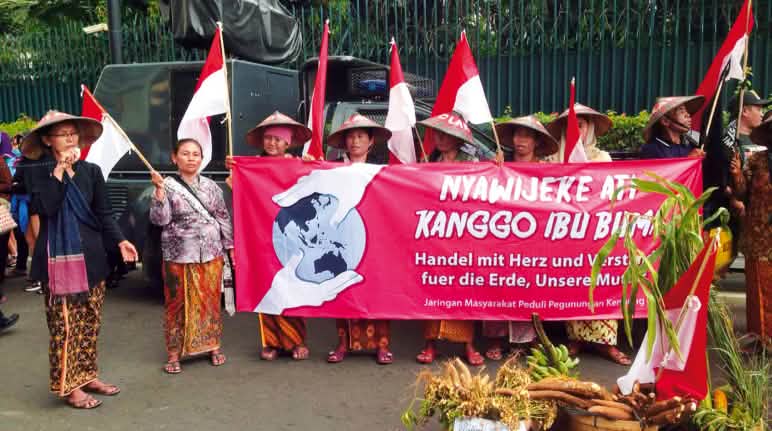 Manifestation des Autochtones Samin contre une cimenterie à Java Manifestation contre le ciment devant l’Ambassade d’Allemagne à Java