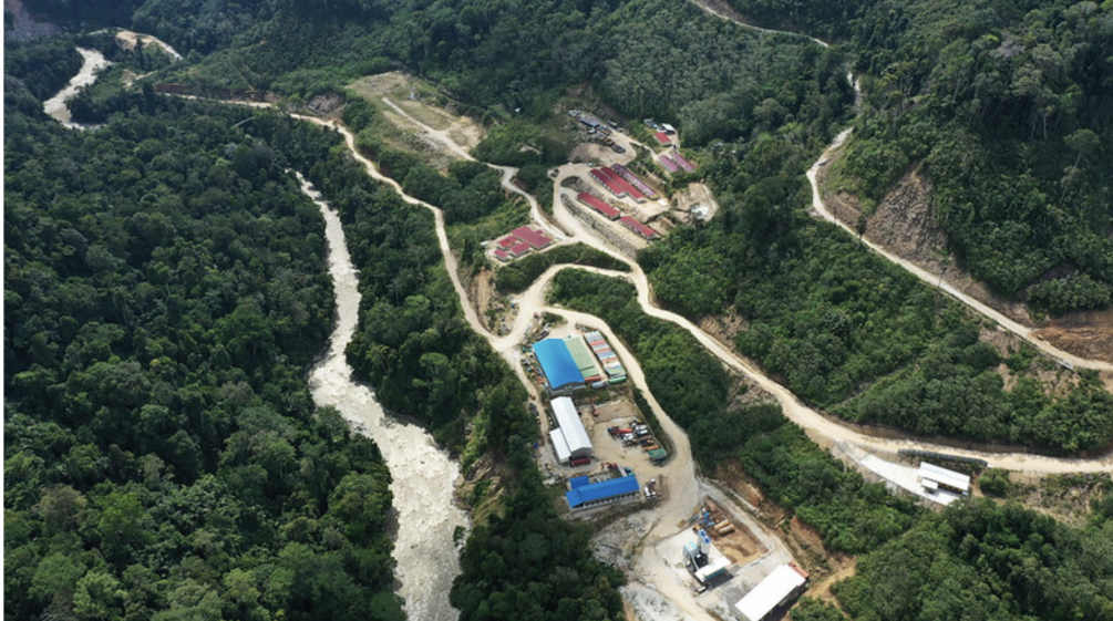Vue aérienne sur le chantier de centrale hydroélectrique dans la forêt des orangs-outans de Tapanuli