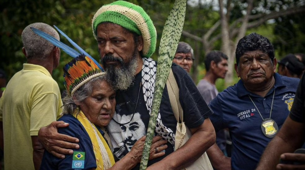 Joelson, de l’organisation partenaire du RdR Teia dos Povos, embrasse la sœur de la dirigeante indigène abattue Maria de Fátima Muniz Pataxó, aussi appelée "Nega"