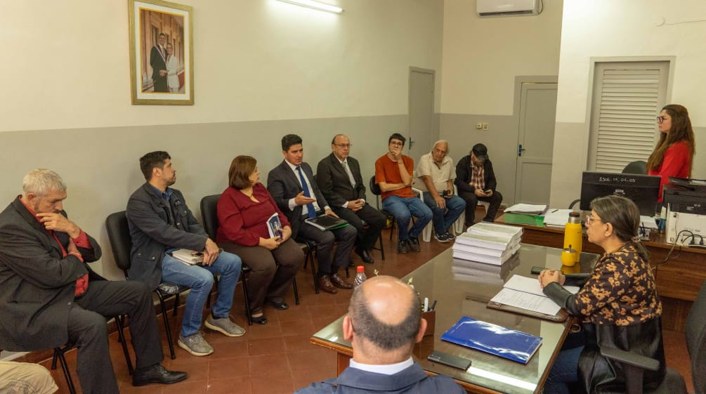 Scène de la remise de la pétition et de l’entretien : 8 défenseurs des droits humains assis en face de la présidente de l’INDI et de deux collaborateurs