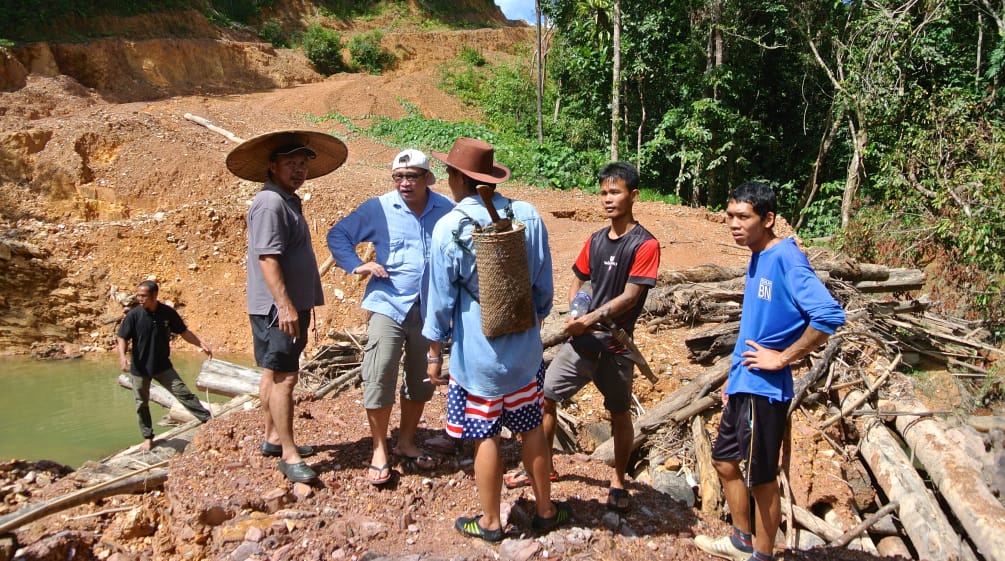 Des indigènes regroupés sur une piste créée illégalement par des bûcherons au Sarawak