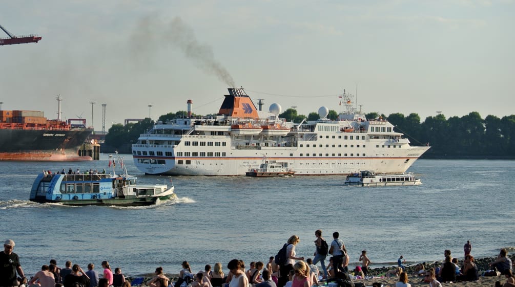 Bateau de croisière Hanseatic sur l’Elbe à Hambourg