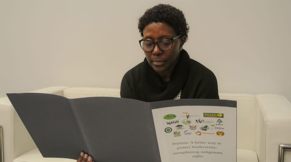 Elizabeth Maruma Mrema, secrétaire exécutive de la Convention sur la biodiversité, lit la pétition de Sauvons la forêt lors de la COP15 à Montréal