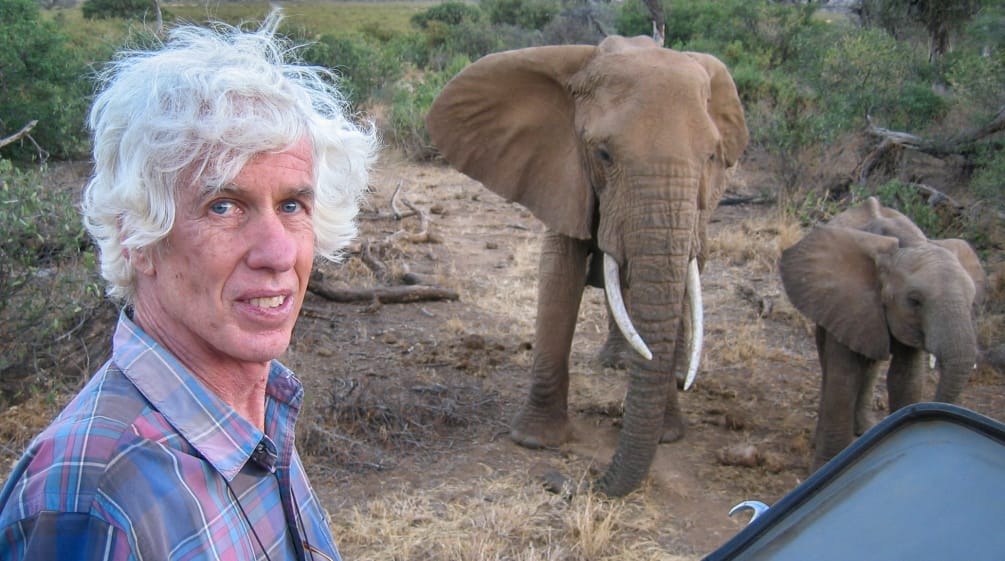 Le géographe américain Esmond Bradley Martin pose devant deux éléphants