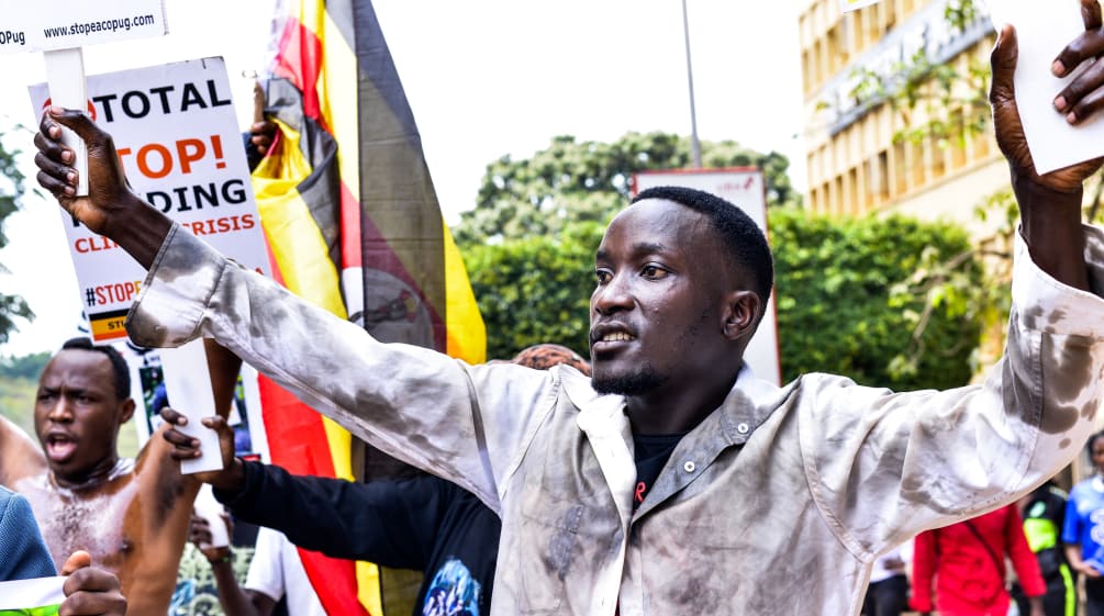 Un étudiant de Kampala manifeste contre le projet d’oléoduc EACOP