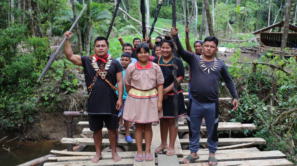 Indigènes Cofán de Durengo avec Eduardo Medúa (à gauche)