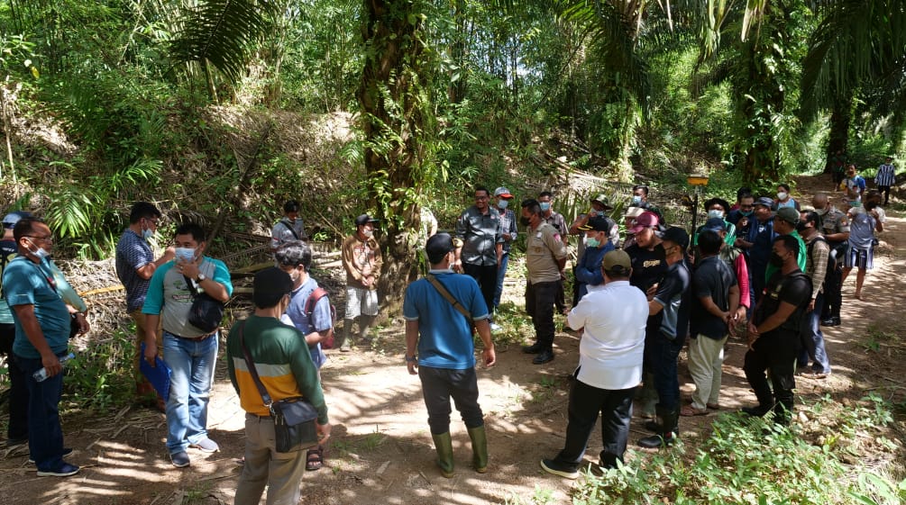 Journalistes et habitants du village de Penyang à Bornéo (Indonésie)