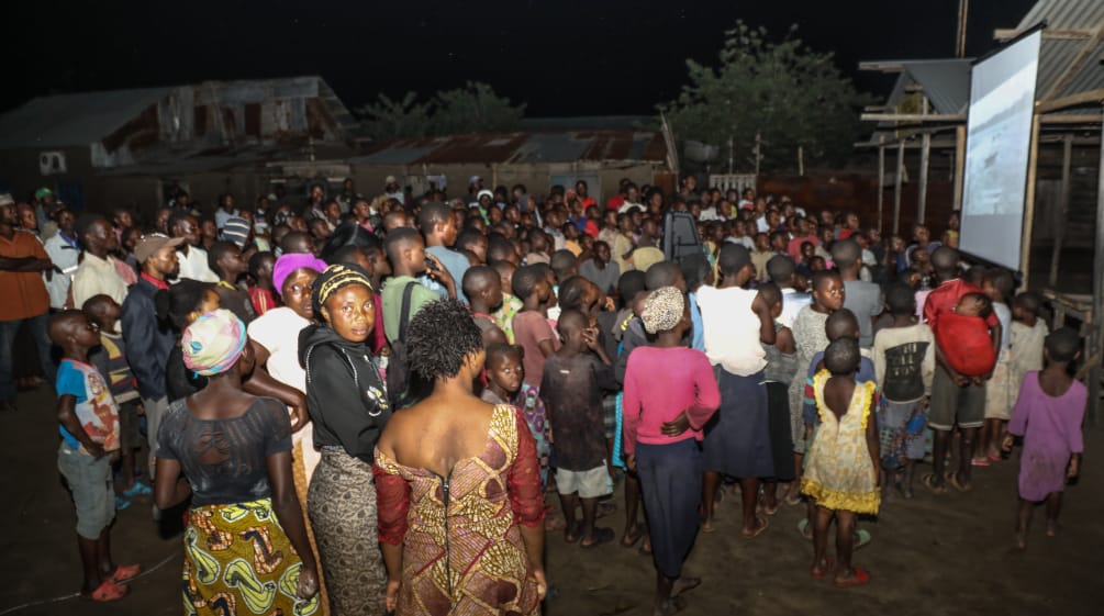 Projection "La malédiction du pétrole au Nigeria" dans le village de Vitshumbi (Virunga) en RDC