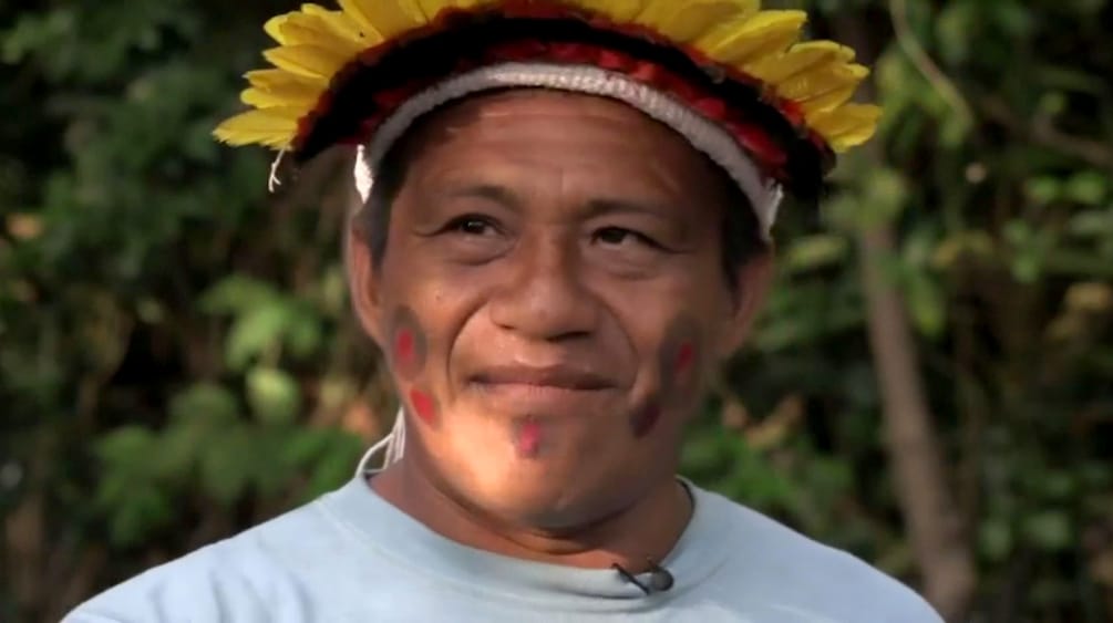 Portrait photographique du leader indigène Sarapo Kaapor avec sa parure de plumes
