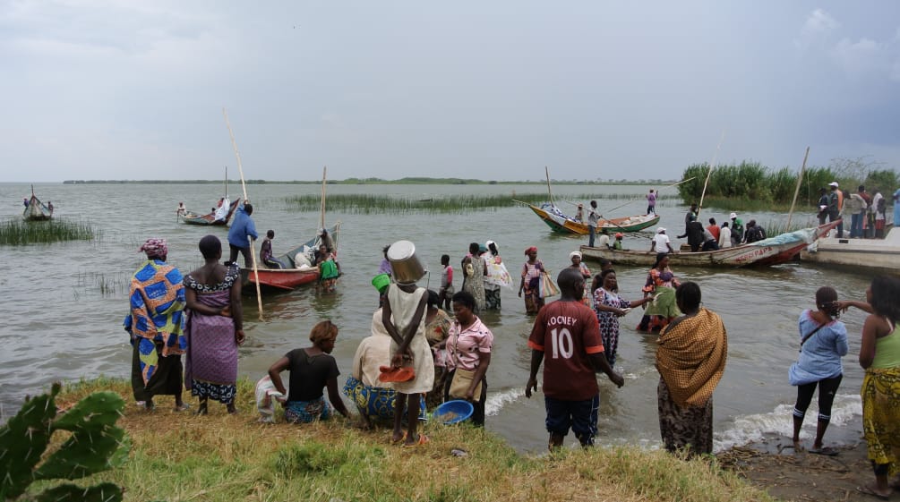 Pêcheurs dans le village de Vitshumbi (lac Édouard, Parc national des Virunga, République démocratique du Congo)