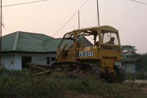 Mit schweren Maschinen wird das Dorf zerstört