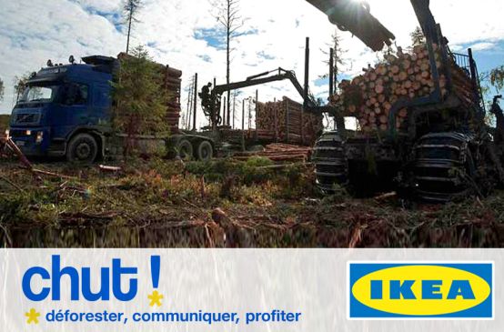 En haut : photo - dans un paysage déboisé une abatteuse, au premier plan, charge un camion de troncs d'arbres. En bas : sur fond blanc, logo de IKEA à droite, à gauche en gros le mot « CHUT ! » et en dessous les mots « déforester, communiquer, profiter »