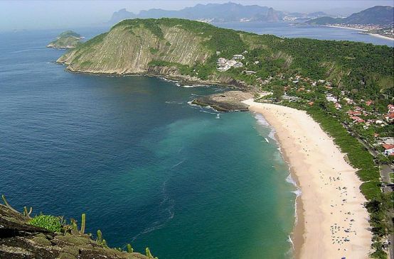 Vue aérienne sur la plage d'Itacoatiara près de Rio de Janeiro au Brésil