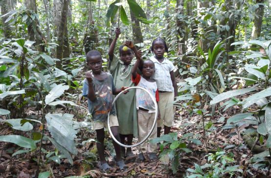 Quatre enfants jouent dans la forêt tropicale du Libéria