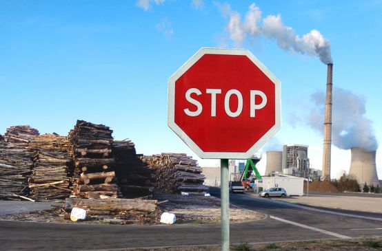 Des montagnes de bois en attente d'être brûlées dans la centrale à biomasse Provence 4 d'E.On à Gardanne
