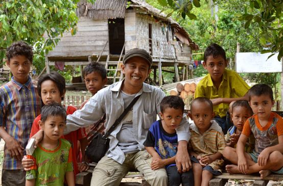 Notre partenaire Andika entouré d'enfants