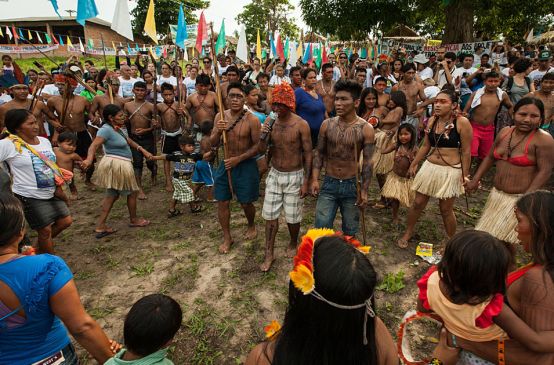 Un groupe d'Amérindiens Mundurukú en train de manifester contre le projet de barrage hydroélectrique sur le fleuve Tapajós en Amazonie