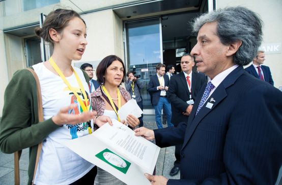 L’activiste Lea Horak, de l’association allemande „Rettet den Regenwald e.V.“, transmet en mains propres une lettre de pétition et la liste de ses 139.000 signataires au ministre de l’environnement péruvien Manuel Pulgar-Vidal