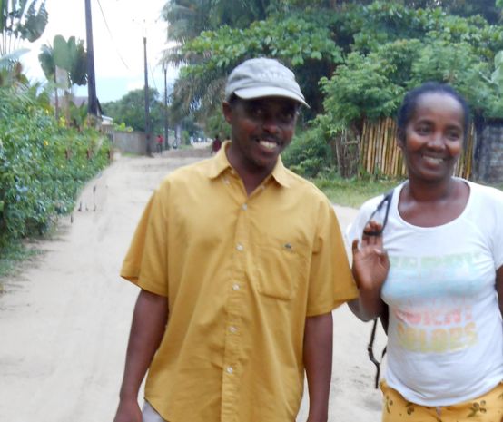 L’activiste écologiste Armand Marozafy pose tout sourire au côté de sa femme