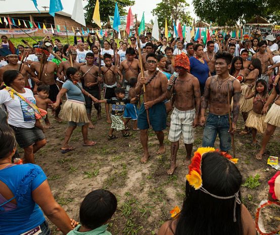Un groupe d'Amérindiens Mundurukú en train de manifester contre le projet de barrage hydroélectrique sur le fleuve Tapajós en Amazonie