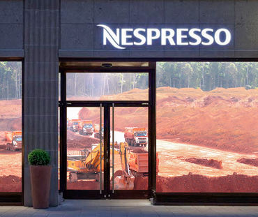 Une mine de bauxite en pleine forêt tropicale derrière la vitrine de Nespresso