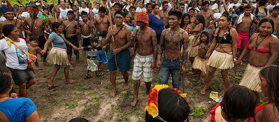 Un groupe d'Amérindiens Mundurukú en train de manifester contre le projet de barrage hydroélectrique sur le fleuve Tapajós en Amazonie