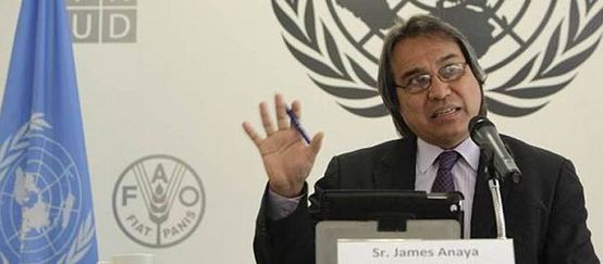 Photo de M. Anaya effectuant un discours avec comme le logo de l'ONU comme arrière plan