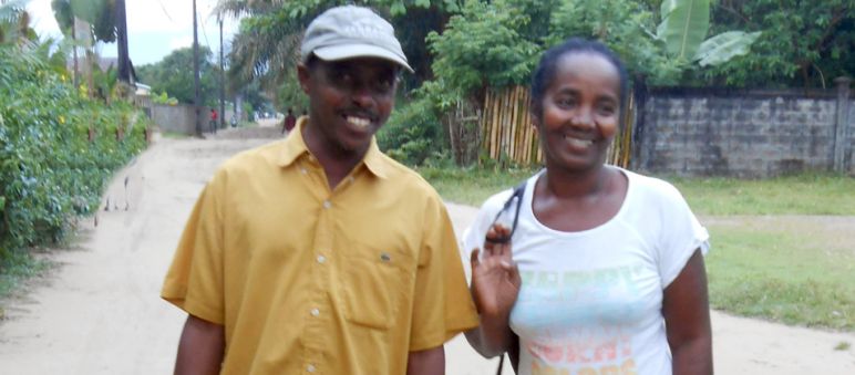 Sur le chemin vers la liberté. Armand Marozafy et sa femme Modestine à la sortie de la maison d'arrêt L’activiste écologiste Armand Marozafy pose tout sourire au côté de sa femme