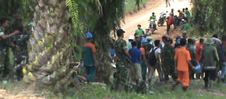 Manifestants encadrés par les militaires dans la plantation d'Asiatic Persada le 5 mars 2014