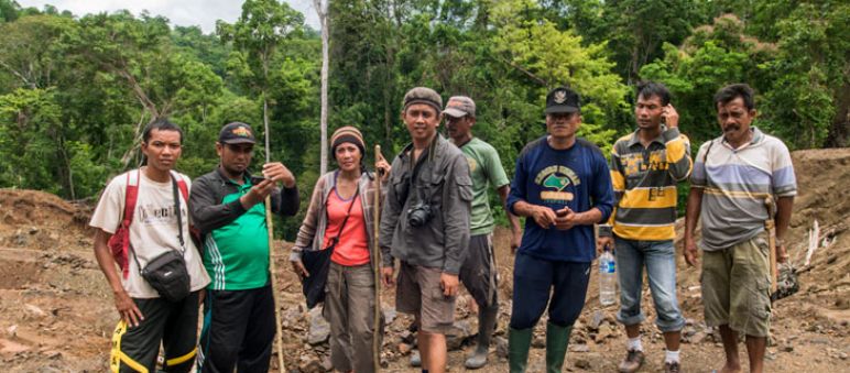 Ils ont sauvé la forêt tropicale à Tojo : Andika et les villageois de Betaua Un groupe d'activistes pose dans une clairière au milieu de la forêt pluviale sur l'îles des Célèbes (Sulawesi)