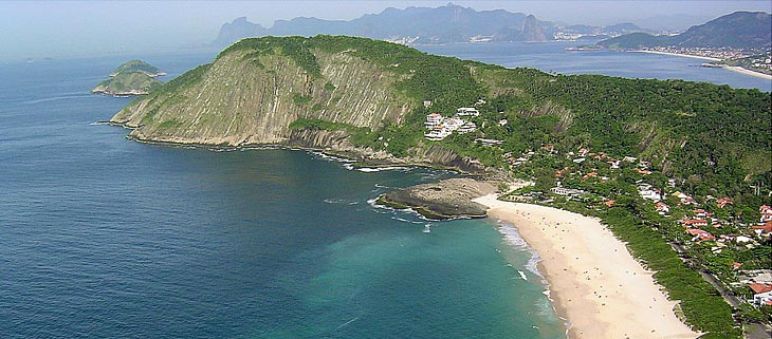 Le parc national de la Serra da Tiririca s'étend des montagnes jusqu'à l'océan (photo: Arley Ramos) Vue aérienne sur la plage d'Itacoatiara près de Rio de Janeiro au Brésil