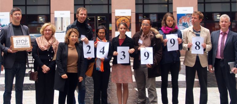 243 998 signatures sont remises à Corinne Lepage, Matthias Groote, Claude Turmes, Bas Eickhout, Josefa Andrés Barea et Sabine Wils