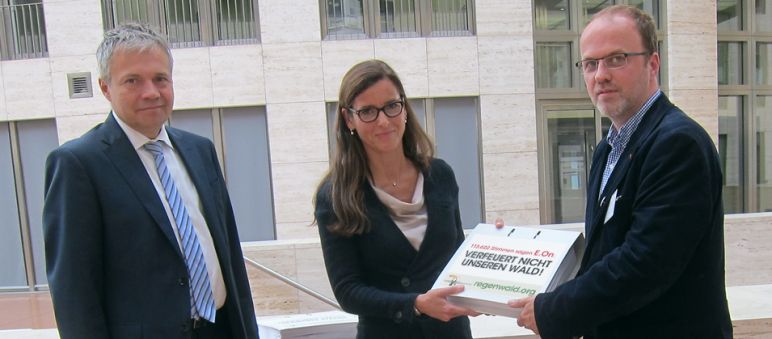 Guido Knott (g.) et Anette Bickmeyer réceptionnent près de 114.000 signatures contre le projet d’E.On Guido Knott (à gauche) et Anette Bickmeyer (au milieu) du groupe E.On reçoivent des mains de Matthias Fischer (à droite) la pétition de Sauvons la forêt et ses presque 114 000 signatures