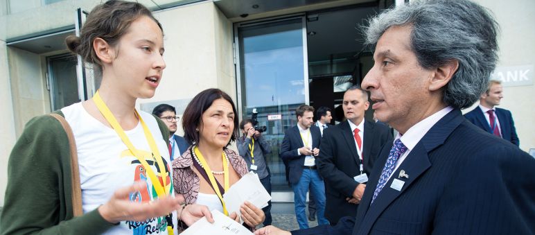 Le ministre de l’environnement Pulgar-Vidal réceptionne 139.000 signatures collectées par Sauvons la forêt L’activiste Lea Horak, de l’association allemande „Rettet den Regenwald e.V.“, transmet en mains propres une lettre de pétition et la liste de ses 139.000 signataires au ministre de l’environnement péruvien Manuel Pulgar-Vidal