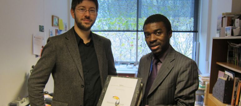 Sylvain Harmat remet 58.000 signatures de la pétition à Lazare Eloundou, Chef de l'unité Afrique du Centre UNESCO du patrimoine mondial