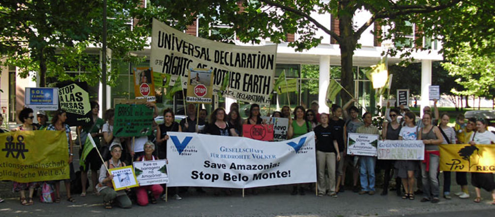 Rassemblement devant l'ambassade du Brésil à Berlin