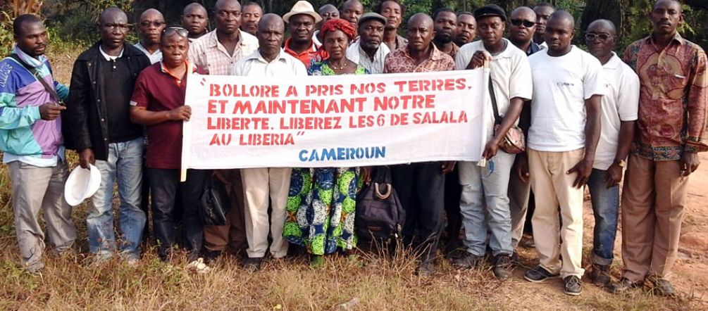 Manifestation de paysans dans une plantation de la Socapalm au Cameroun Au milieu d’une palmeraie, un groupe d’une vingtaine de paysans camerounais exhibe une banderole sur laquelle est écrit : « Bolloré a pris nos terres. Et maintenant notre liberté. »