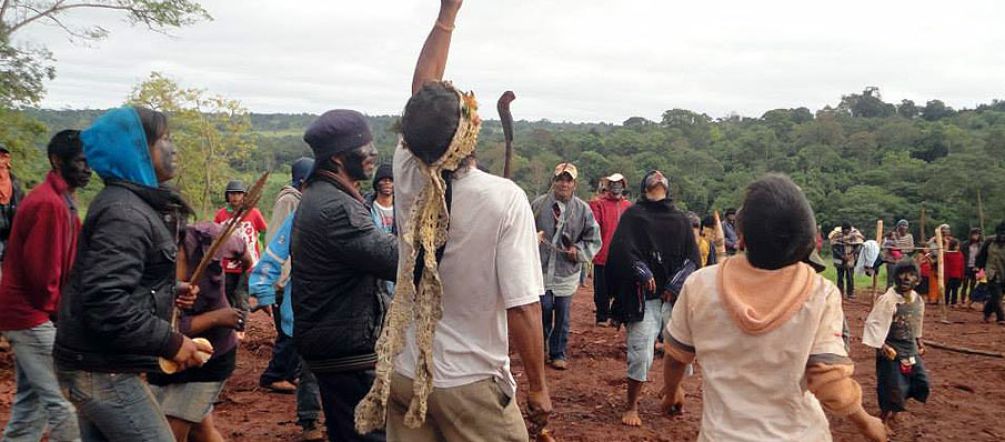 « C’est notre terre. Nous y reviendrons même s’ils nous expulsent ! » clame Ramón López Des membres du peuple Avá Guarani effectuent une danse tribale sur les ruines d’un temple détruit par la police