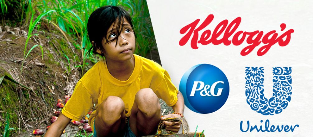 Une jeune fille dans une plantation de palmiers à huile regarde avec inquiétude dans la direction des logos de Kellogg's, Nestlé, - Unilever et Procter&Gamble
