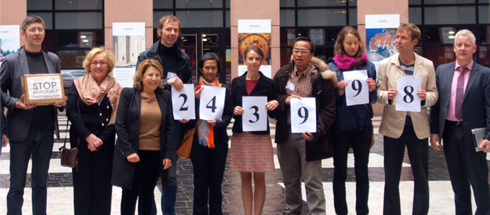 243 998 signatures sont remises à Corinne Lepage, Matthias Groote, Claude Turmes, Bas Eickhout, Josefa Andrés Barea et Sabine Wils