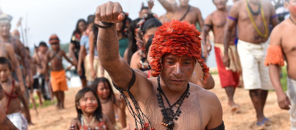 Les Indiens du peuple Mundurucú se défendent farouchement contre les barrages sur le fleuve Tapajós Les Mundurucús manifestent. Au premier plan, un Indien tatoué le point levé.